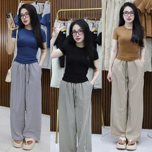 Sét bộ đồ áo thun cổ tròn kèm quần sọc vải mát thoai mai mang mùa hè hợp lý