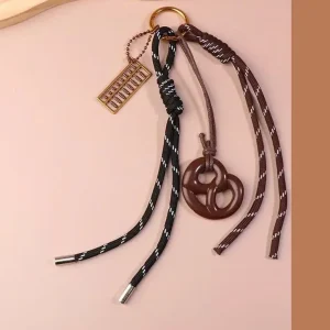 Móc Khóa Dây Dắt Bánh Pretzel Nâu Vintage PK011